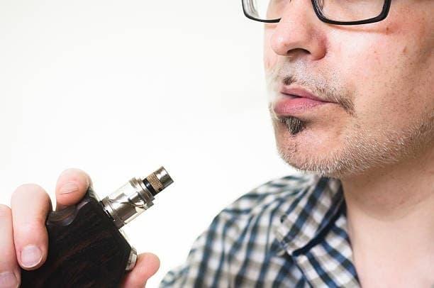 E-cigaretta users practical guide to remove cigarette smell from electronics safely and effectively